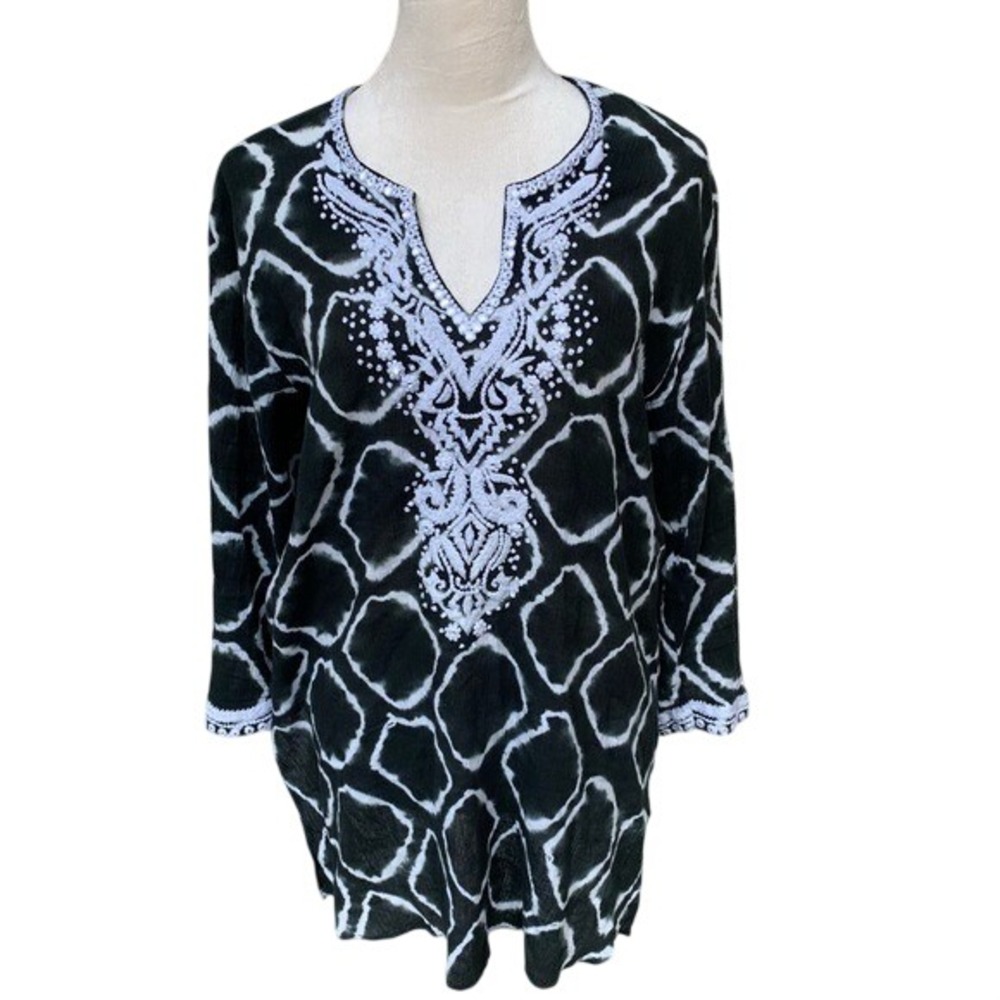 SULU. Women's long sleeve black tunic w/white circle design. Threadwork